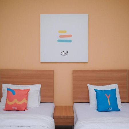Sans Hotel Tiga Putri Semarang By Reddoorz Ngoại thất bức ảnh