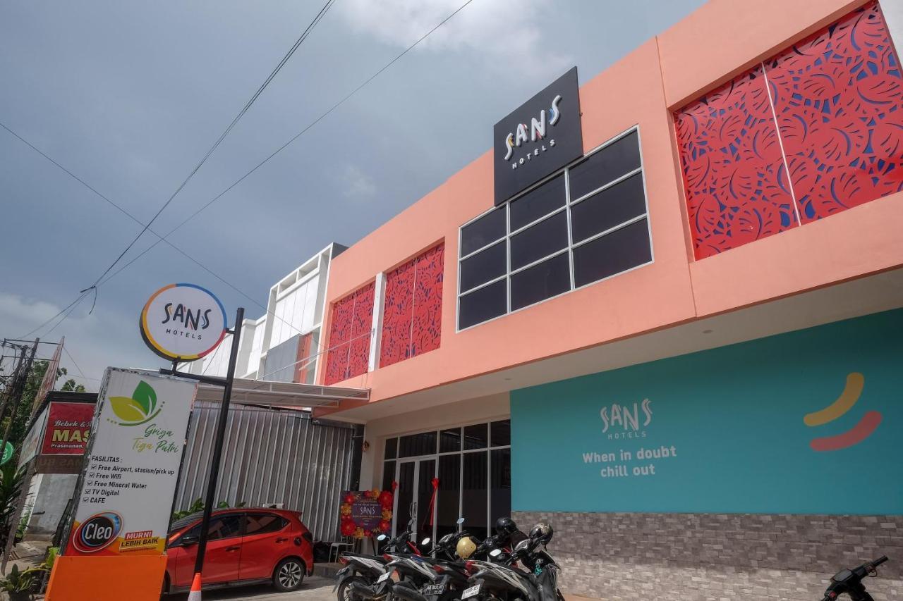Sans Hotel Tiga Putri Semarang By Reddoorz Ngoại thất bức ảnh