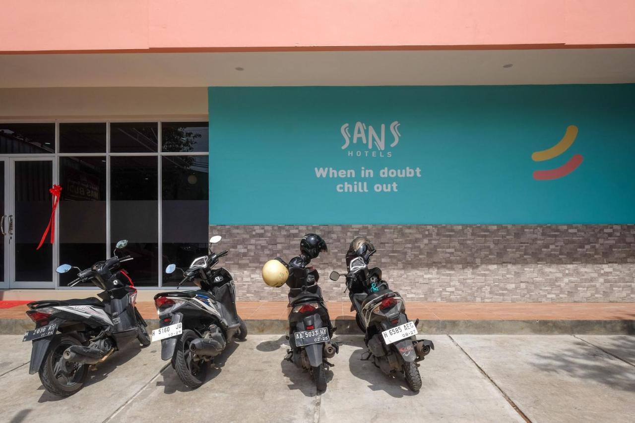 Sans Hotel Tiga Putri Semarang By Reddoorz Ngoại thất bức ảnh