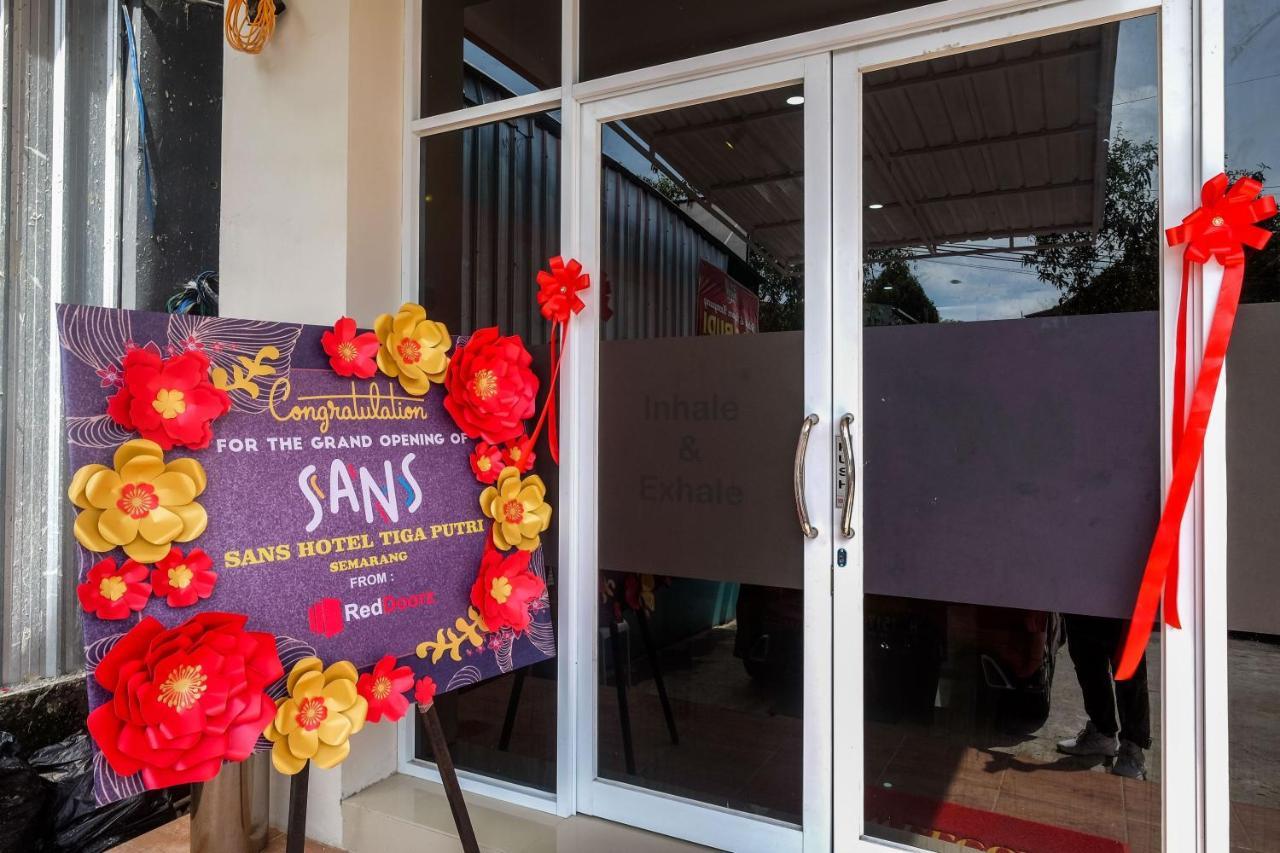 Sans Hotel Tiga Putri Semarang By Reddoorz Ngoại thất bức ảnh