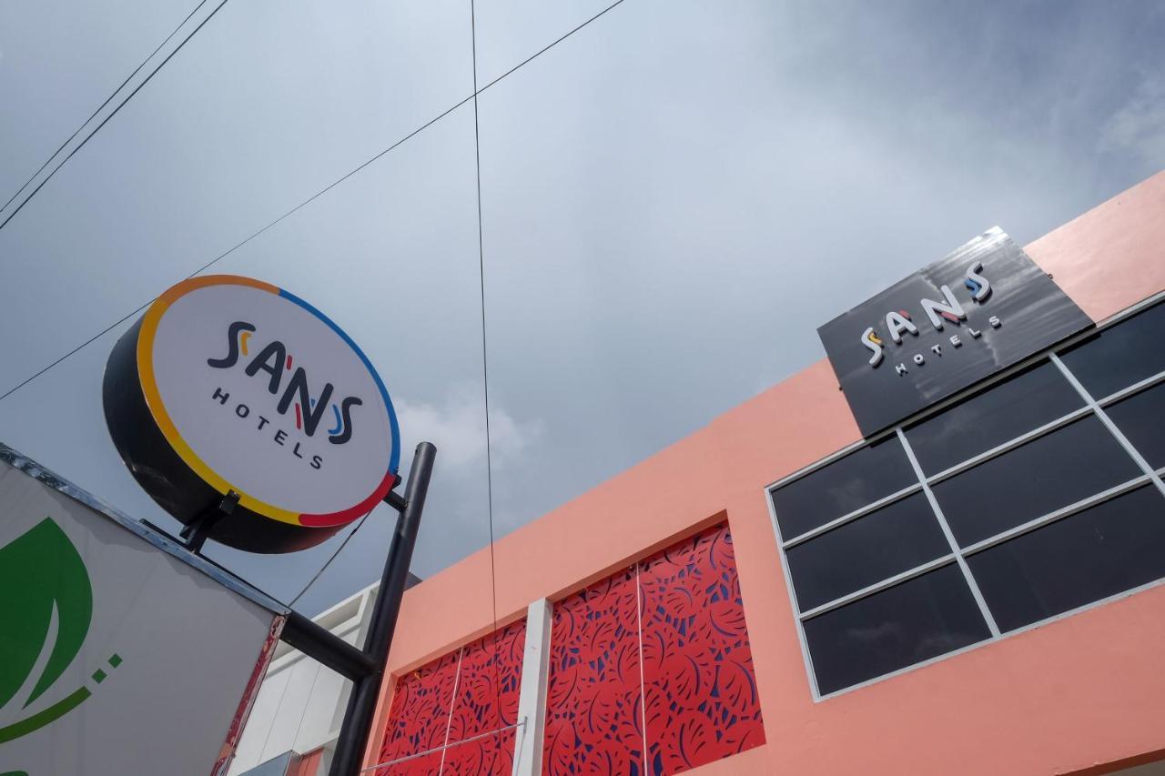 Sans Hotel Tiga Putri Semarang By Reddoorz Ngoại thất bức ảnh