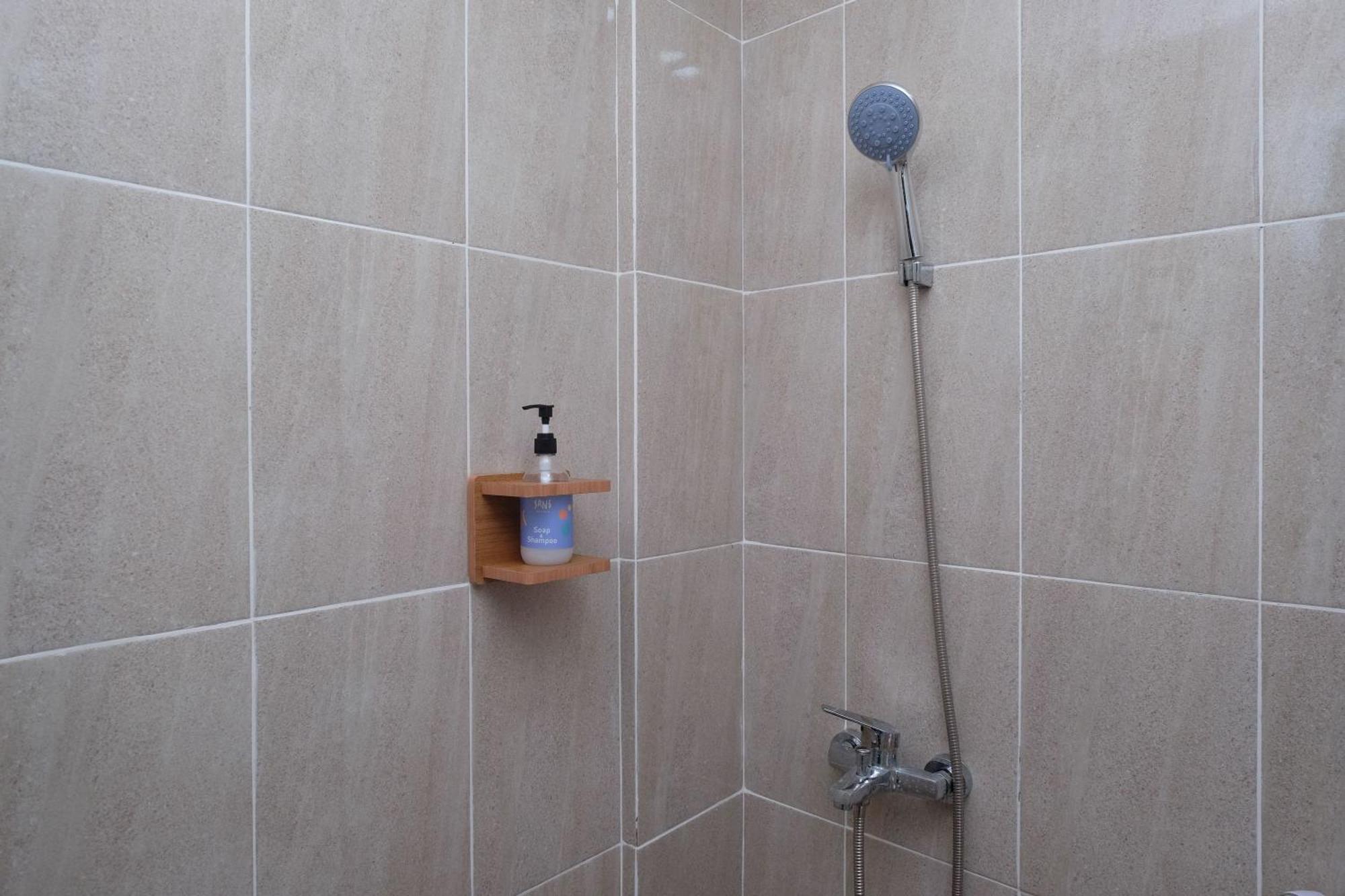 Sans Hotel Tiga Putri Semarang By Reddoorz Phòng bức ảnh